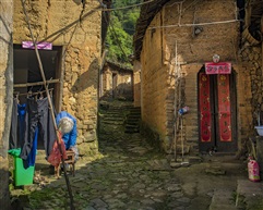 《山村大妈》