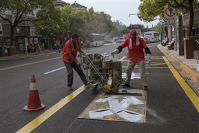 在道路上挥毫