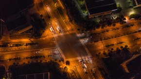 夜色下的十字公路
