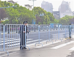 《一丝不苟》