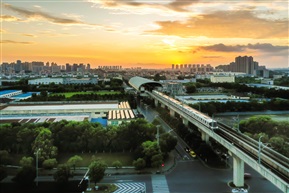 在夕阳下奔驰