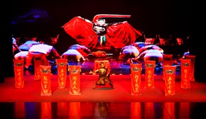 《县令拉纤》