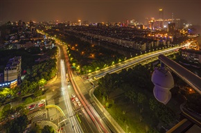 夜色下的昆太路柏庐路