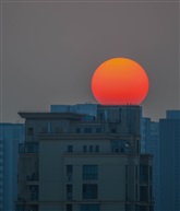 夜幕降临,“华灯”初上