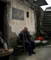 《山村留守人员》
