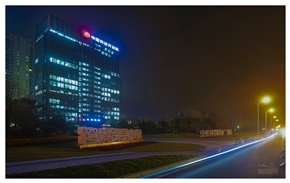 夜幕下的跨境贸易小镇