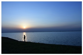 夕阳下的湖面