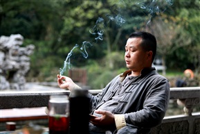 烟雾下沉思