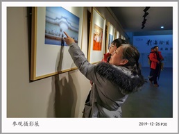 参观摄影展