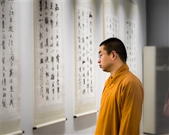 僧人赏书法