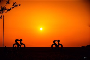 骑行夕阳下