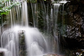 惠泉山水薄如纱，怪石嶙峋披霓裳