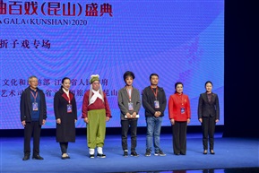 《颁发演岀纪念牌后合影》
