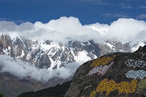 《南迦马瓦峰》