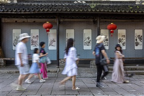 《漫步在古镇》