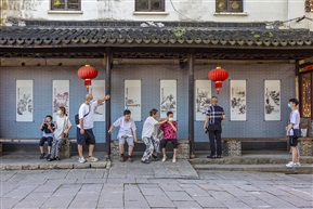 《八景图前》