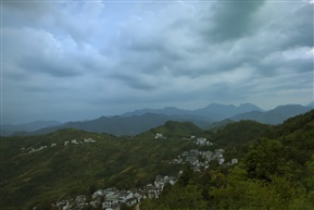 《雨后》