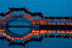 夜色古莲桥
