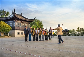 丝弦台前夕阳红