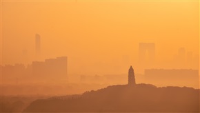 薄雾中的苏州城