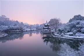 初雪第一缕朝阳