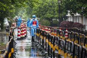 雨中志愿者