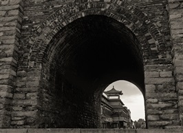 小楼西角断虹明