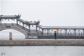 风雪赶路人
