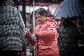 在雨中的母亲