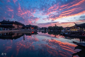 万里江山醉晚霞，天边锦缎百重花