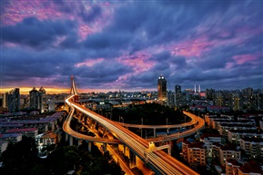 台风来临前的杨浦大桥