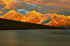 日照金山