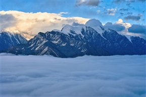 贡嘎神山