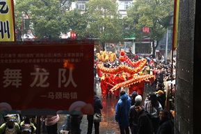 乾州春会上的舞龙队